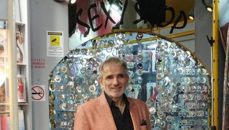Immagine del post 17664 - Bari Bari, viaggio nell’ultimo sexy shop della città: “Vendo ancora riviste e dvd a clienti di ogni età” - Bari