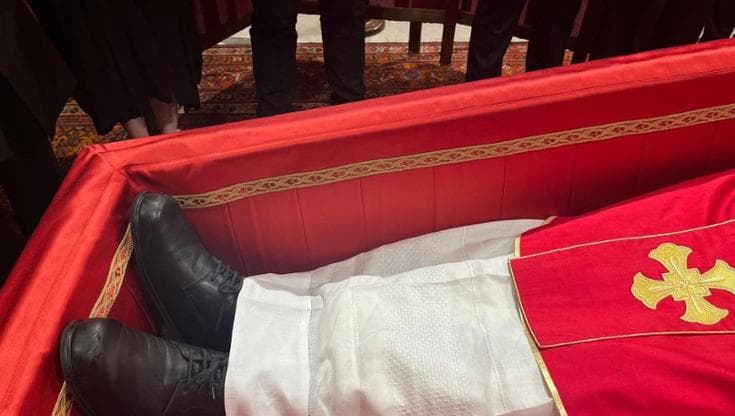 Immagine del post 6491 - Bari Papa Francesco sepolto con le sue scarpe, gli artigiani Bello: “Realizzate per lui, legame eterno” - Bari