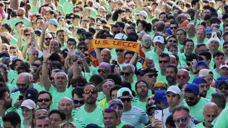 Immagine del post 6495 - Bari Bari, una sciarpa del Lecce alla Deejay Ten. Il post del consigliere Pd: "Provocazione dal paesello" - Bari