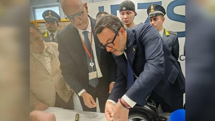 Immagine del post 19830 - Bari Stampata a Foggia la prima targa per i monopattini, Salvini: “Per il bene di chi li usa” - Bari