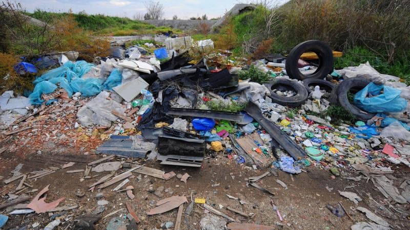 Dalla Campania per abbandonare tonnellate di rifiuti nelle campagne pugliese: 19 arresti - Bari