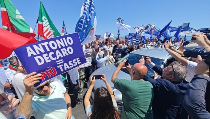 Immagine del post 20985 - Bari Bari, protesta sotto la Regione contro l’aumento dell’Irpef. Decaro: “Hanno sbagliato piazza” - Bari
