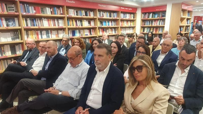 Immagine del post 20980 - Bari Emiliano presenta il libro a Roma. Tanti vip, da D’Alema a Tardelli: “Potrei togliere il disturbo” - Bari