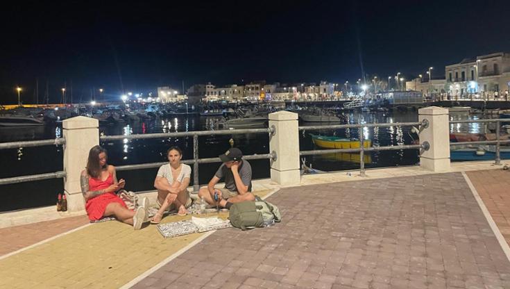 Immagine del post 22157 - Bari Turisti mangiano a terra sul nuovo lungomare a Santo Spirito. “Dove sono le panchine?” - Bari