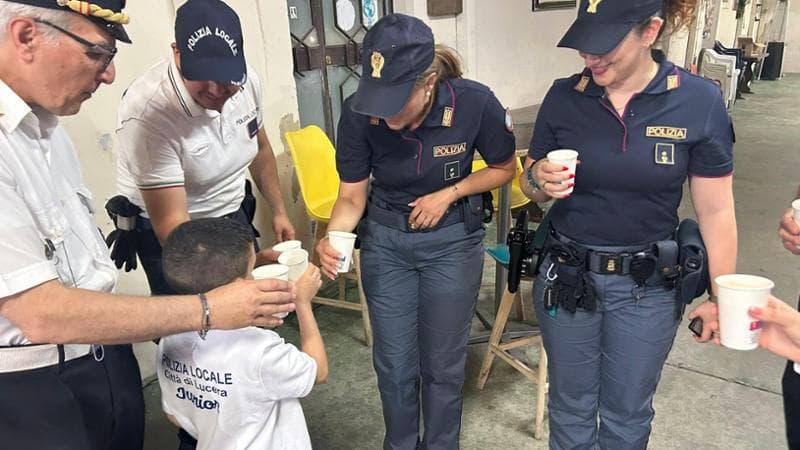 Immagine del post 22145 - Bari “I compagni di classe boicottano il suo compleanno”, Lucera festeggia in piazza i suoi 7 anni - Bari