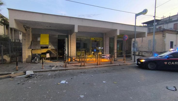 Immagine del post 23297 - Bari Assaltato bancomat dell’ufficio postale nel Foggiano, danni e paura tra i residenti: “Inaccettabile” - Bari