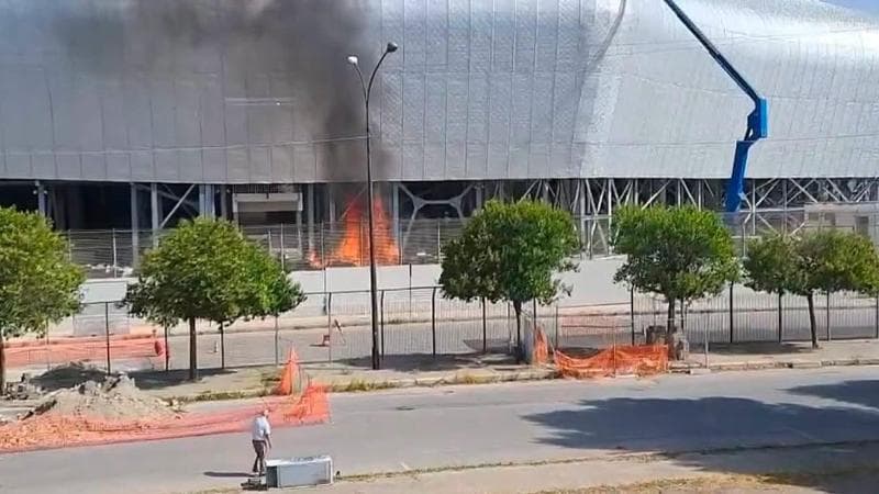 Taranto, incendio allo stadio alla vigilia dei Giochi del Mediterraneo: ipotesi dolo. “Sconcertante” - Bari