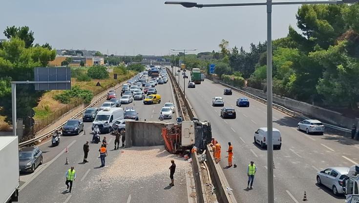 Bari, camion si ribalta sulla statale 16: coinvolti quattro mezzi. Tangenziale chiusa verso nord - Bari