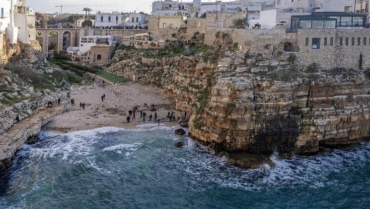 Polignano, rubano l’auto a turisti mentre pranzano: la polizia la ritrova dopo un’ora grazie al Gps - Bari