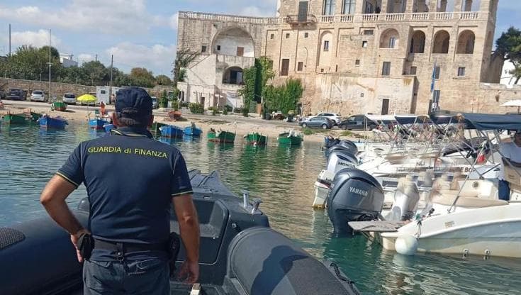 Polignano, barche “selvagge” tra i bagnanti nella caletta a San Vito, oltre 30 multe in un giorno - Bari