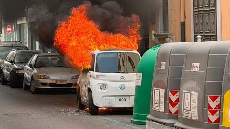 Immagine del post 24301 - Bari A fuoco minicar elettrica in centro a Bari: fiamme partite dalla batteria. Chiusa via Imbriani - Bari