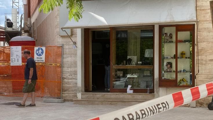 Immagine del post 12115 - Bari Sannicandro di Bari, assaltano gioielleria e scappano: passanti fermano uno dei quattro rapinatori - Bari