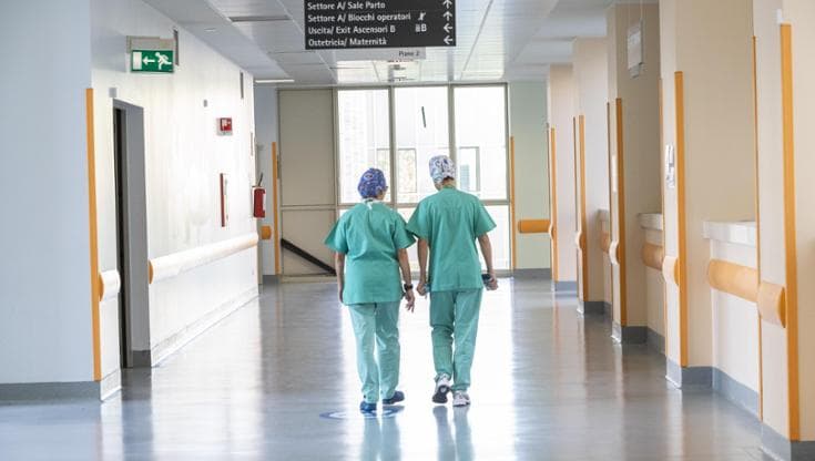 Ostetrica presa a schiaffi dai parenti di una paziente. Scatta la denuncia: “Mancano le tutele” - Bari