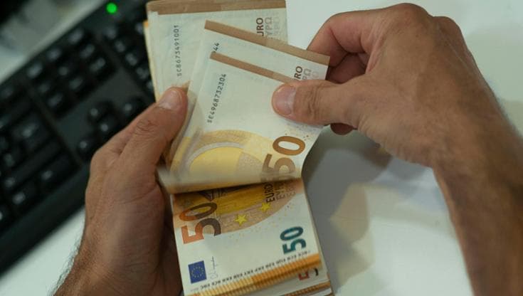 Si finge innamorata e tra prestiti e regali gli porta via 10mila euro: condannata donna di 27 anni - Bari