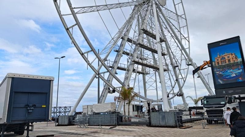 Bari, Natale senza la ruota panoramica: operai al lavoro per smontarla. È sul lungomare da un anno - Bari
