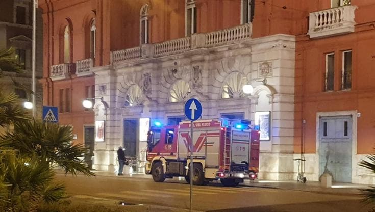 Immagine del post 16529 - Bari Teatro Petruzzelli, viene giù un calcinaccio dalla facciata del politeama a Bari - Bari