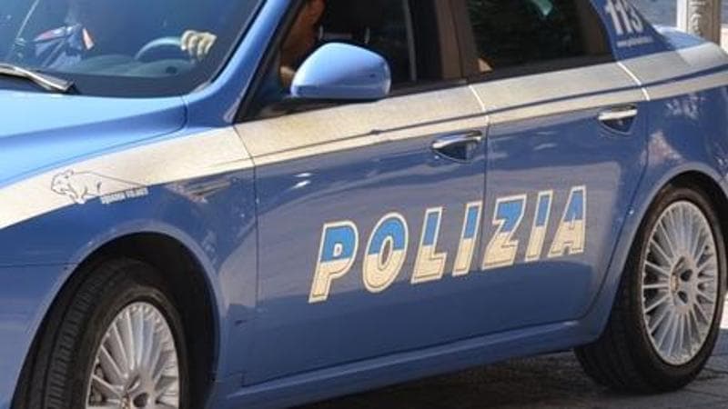 Taranto, tenta di mordere al collo la moglie e si scaglia contro gli agenti: arrestato - Bari