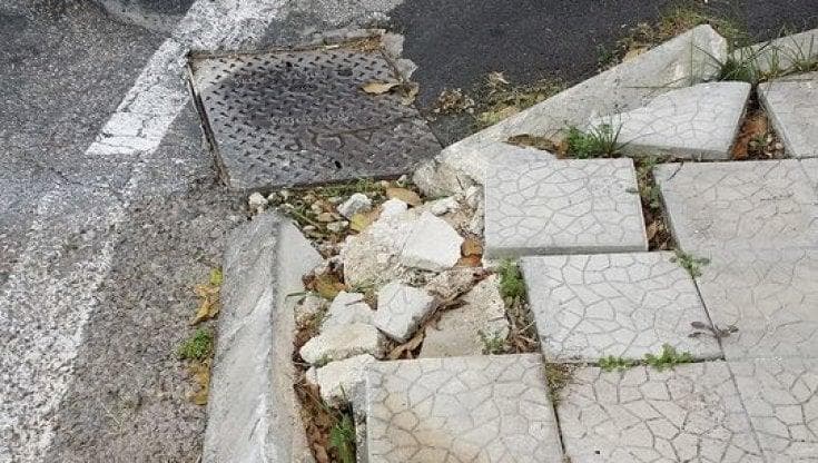 Prof cade per una mattonella traballante in centro a Bari, frattura scomposta: “Non è un incidente” - Bari