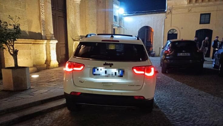 Parcheggia sui gradini di una chiesa e va al pub chiedendo comprensione ai carabinieri: multato - Bari