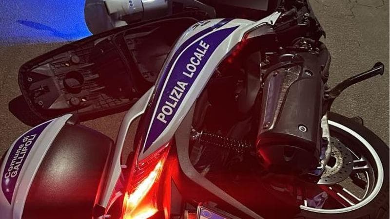 Gallipoli, ubriaco non si ferma all’alt: vigile evita che l’auto travolga i fedeli in processione - Bari
