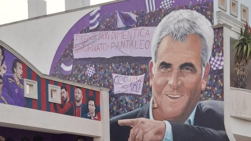 Pantaleo Corvino si dedica un murale con i migliori attaccanti scovati: “Puoi sbagliare moglie...” - Bari