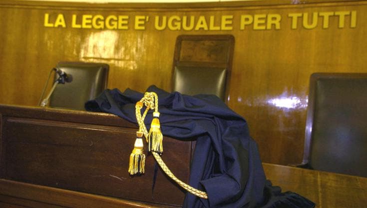 Porta una ragazza a pulire la casa al mare e tenta di violentarla: avvocato condannato a Taranto - Bari