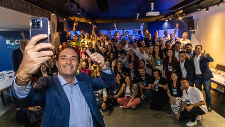 Immagine del post 7780 - Bari Antonio Filosa, prof e amici raccontano il nuovo Ceo di Stellantis: “Che anni al liceo di Ostuni” - Bari