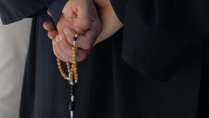Salento, sacerdote arrestato: abusi sessuali compiuti su uno studente minorenne durante esorcismo - Bari