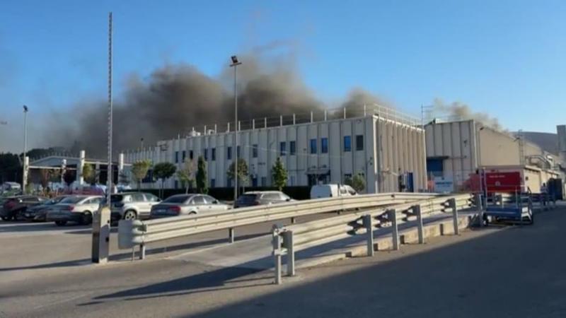 Immagine del post 9034 - Bari Taranto, incendio nei capannoni della Irigom. Fiamme e fumo nero. Il Comune: “Chiudete le finestre” - Bari