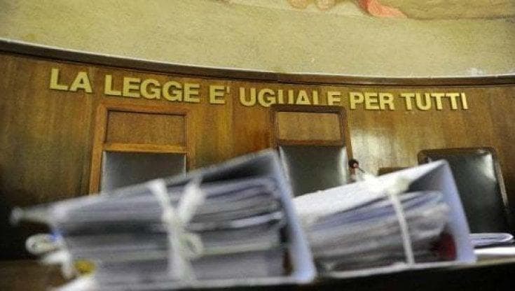 “Aiuto, mamma ci picchia”: 17enne chiama i carabinieri e salva lei e la sorellina dalle violenze - Bari