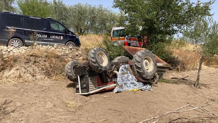 Immagine del post 11089 - Bari Cerignola, il trattore si ribalta e lo schiaccia: muore agricoltore - Bari