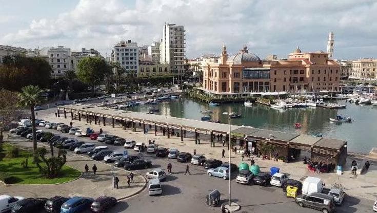 Immagine del post 11085 - Bari Bari, ancora una rissa in centro: due gruppi si picchiano davanti al Chiringuito per una bicicletta - Bari