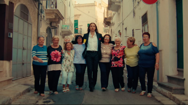 Le nonnine di Ostuni protagoniste del nuovo videoclip di Tommy Cash: “Che emozione” - Bari