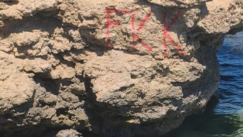 Immagine del post 11079 - Bari Spray rosso sulle rocce con le indicazioni per la spiaggia nudista: sfregio nel parco di Gallipoli - Bari