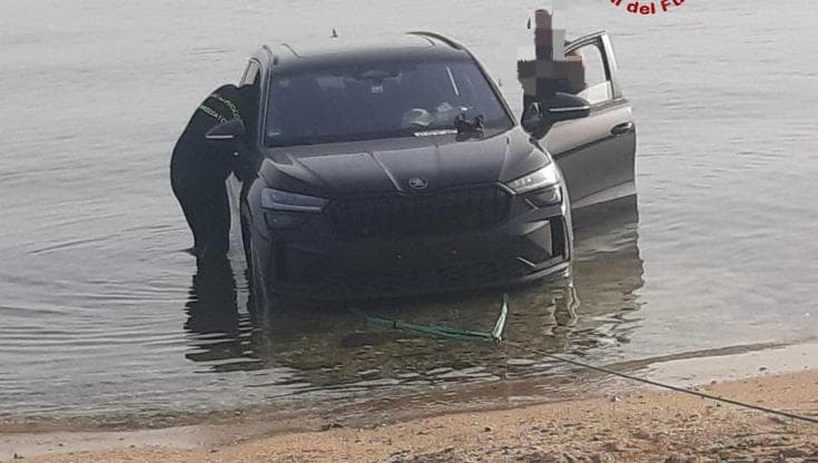 Immagine del post 24327 - Bari Il freno a mano è guasto, l’auto finisce nel mare: turista esce dal finestrino e si salva - Bari