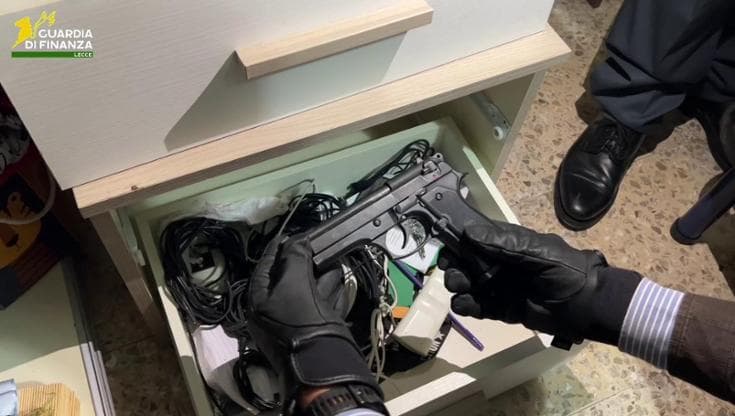 Immagine del post 25418 - Bari Droga e armi nel sud Salento, due donne al vertice dell’organizzazione di spacciatori: otto arresti - Bari