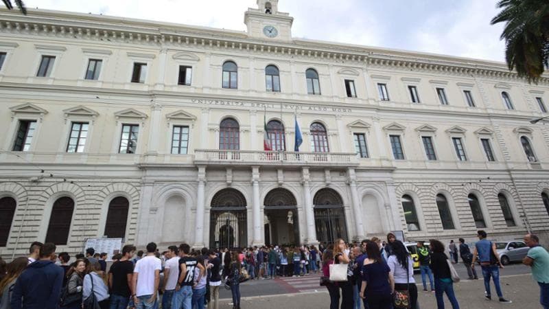 Immagine del post 25397 - Bari Puglia, dopo 10 anni niente borsa di studio per migliaia di studenti: “Ci hanno lasciato a terra” - Bari