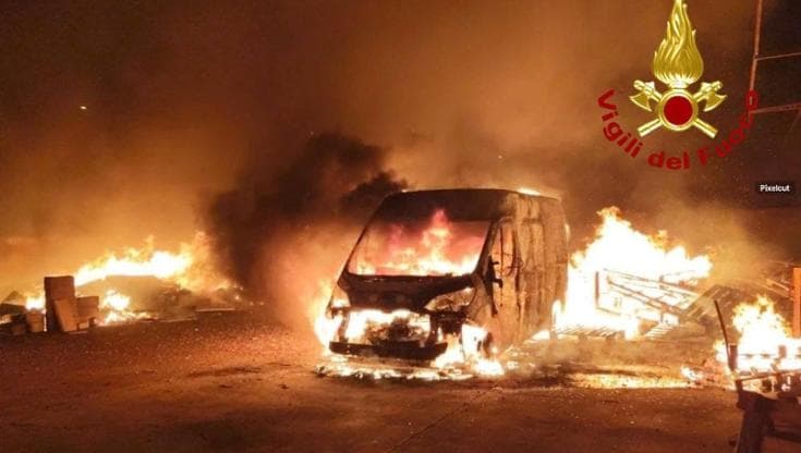 Salento, undici furgoni di una Rsa distrutti da un incendio: notte di paura a Taviano - Bari