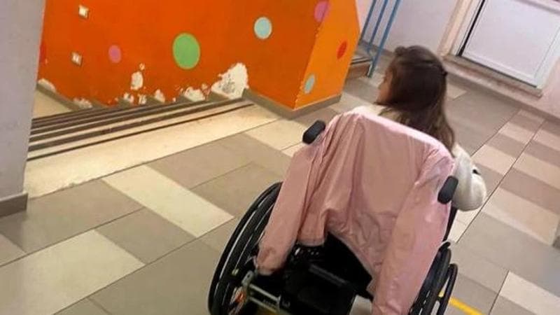 "Mia figlia dovrà entrare a scuola da un ingresso separato perché disabile, altro che inclusione" - Bari