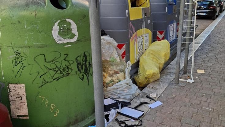 Immagine del post 26590 - Bari Bari, spazzatura abbandonata davanti ai cassonetti intelligenti a Madonella: “Con l’app sarà peggio” - Bari