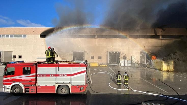 Vigili del fuoco ancora in azione sul rogo a Rutigliano. Arpa: nessuna alterazione per qualità aria - Bari