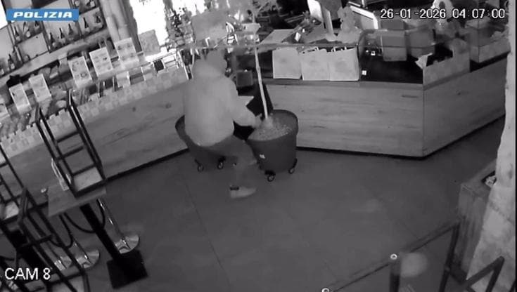 Bari, furti e spaccate in centro: arrestato un uomo senza fissa dimora. “Suoi almeno quattro colpi” - Bari