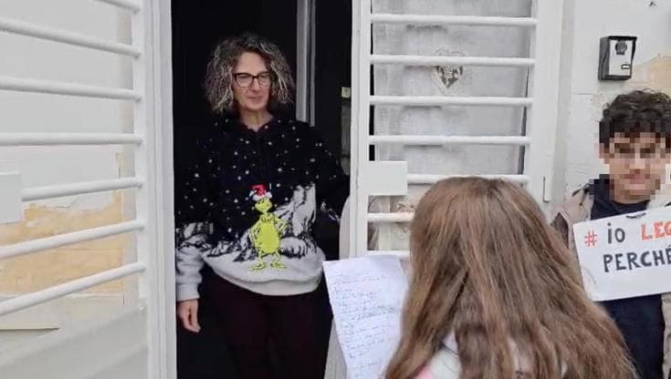 Immagine del post 16537 - Bari Cellamare, il paese delle storie a domicilio: i bambini leggono a tutti i libri donati alla scuola - Bari