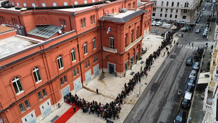Immagine del post 4910 - Bari Lunghissima fila al Petruzzelli per reunion tra Carlo Verdone e Claudia Gerini: "Siamo qui dalle 7" - Bari