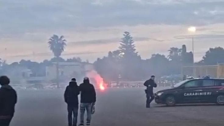 Immagine del post 4950 - Bari Lecce, scontri fra tifosi nel pre partita con la Roma: fumogeni e cariche, non ci sono feriti - Bari