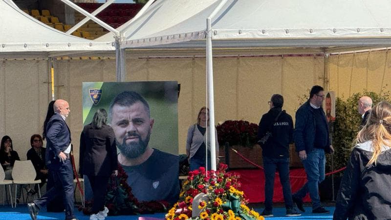Immagine del post 6598 - Bari Lecce, calciatori e migliaia di tifosi allo stadio per omaggiare il fisioterapista Graziano Fiorita - Bari