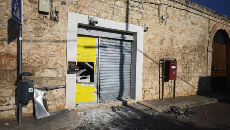 Immagine del post 6573 - Bari Bari, boato nella notte: banda fa saltare in aria sportello bancomat dell’ufficio postale di Loseto - Bari