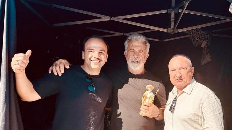 Mel Gibson in posa con la statuetta di san Nicola: riprese a Torre Guaceto per “The Resurrection” - Bari