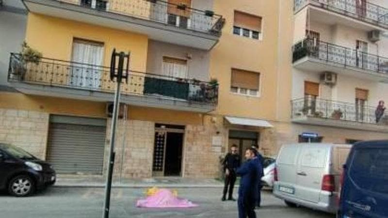 Immagine del post 19906 - Bari Giovinazzo, precipita dal balcone del quinto piano mentre monta una tenda da sole: muore a 89 anni - Bari