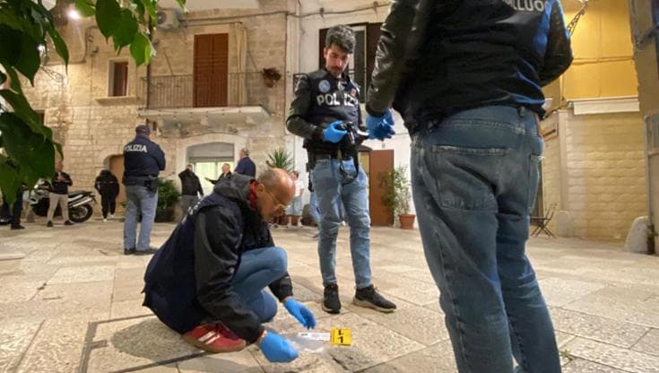 Immagine del post 19920 - Bari Sparatoria a Bari vecchia, una pistola e una mitraglietta per mostrare chi comanda agli Strisciuglio - Bari
